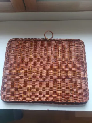 Bandeja de mimbre marrón y multicolor