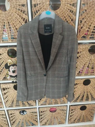 Blazer Bershka cuadros gris y rojo