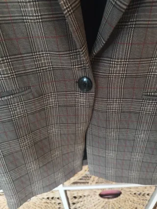 Blazer Bershka cuadros gris y rojo