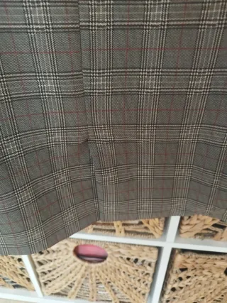 Blazer Bershka cuadros gris y rojo