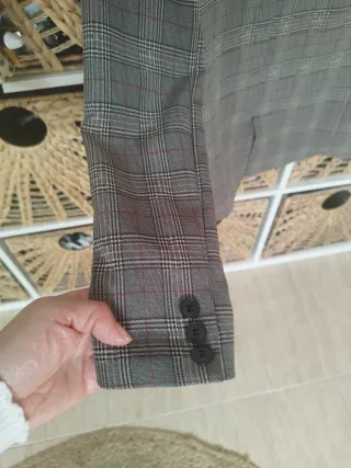 Blazer Bershka cuadros gris y rojo