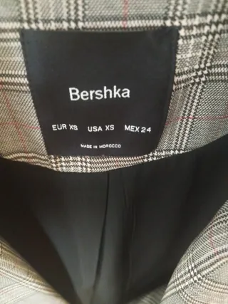Blazer Bershka cuadros gris y rojo