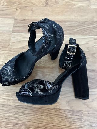 Sandalias de tacón Pimkie negras con pedrería