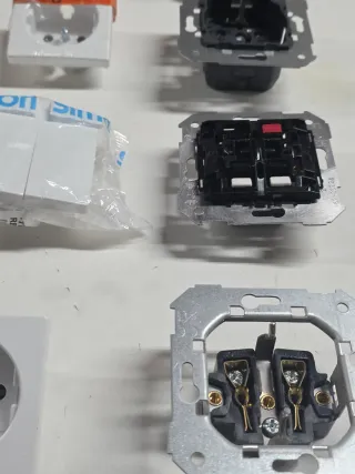 Mecanismos Simón 82 (Interruptores y Enchufes)