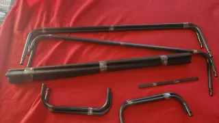 Estantería negra con colgador