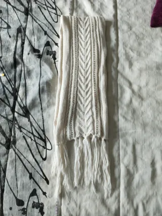 Bufanda de punto blanco con flecos