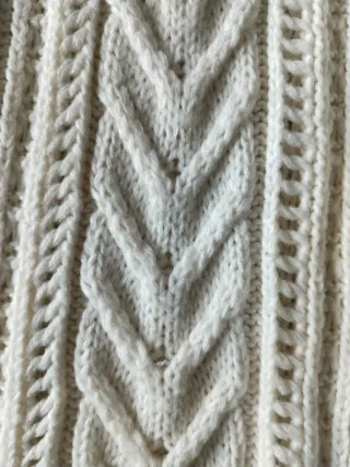 Bufanda de punto blanco con flecos