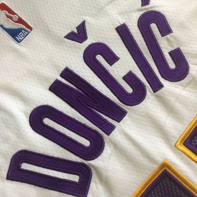 Camiseta Lakers 77 Luka Doncic Nike XL