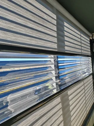 Toldo vertical gris con ventana