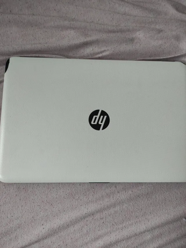 Ordenador portátil HP blanco y negro