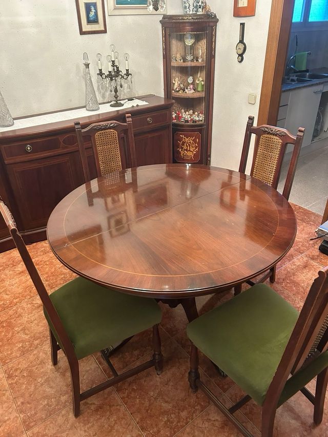 Mesa redonda madera y 4 sillas verdes