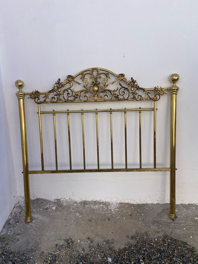 Cabecero dorado de metal