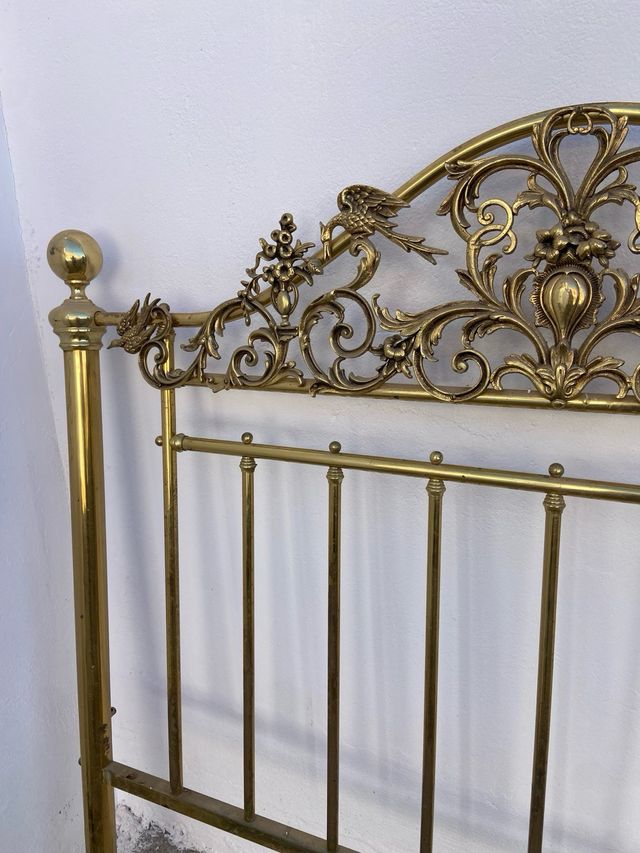 Cabecero dorado de metal