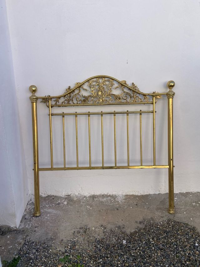 Cabecero dorado de metal