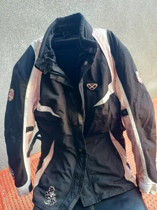 Chaqueta de moto negra y rosa