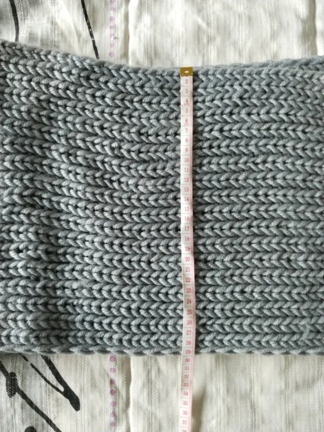 Bufanda cuello gris tejido