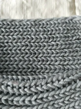 Bufanda cuello gris tejido