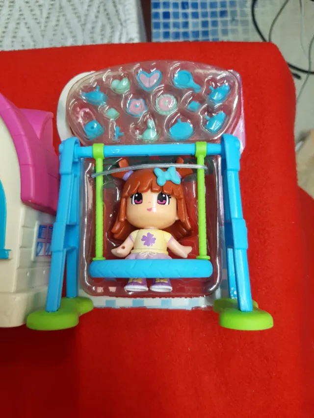 Bambola con casa e altalena