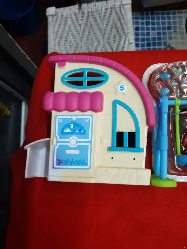 Bambola con casa e altalena