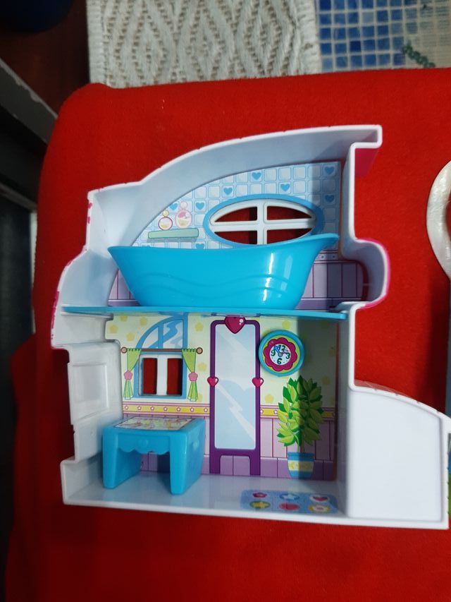 Bambola con casa e altalena