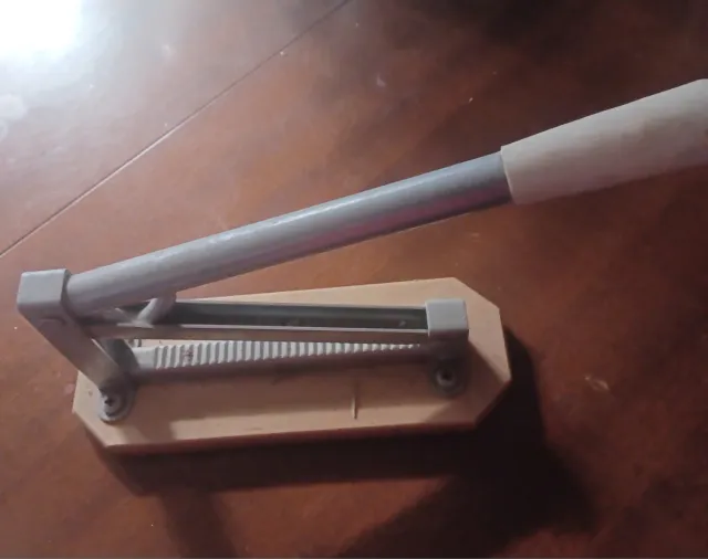 Cascanueces Cocodrilo Metal y Plástico