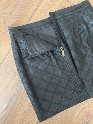 Mini Falda Negra Acolchada con Tachuelas