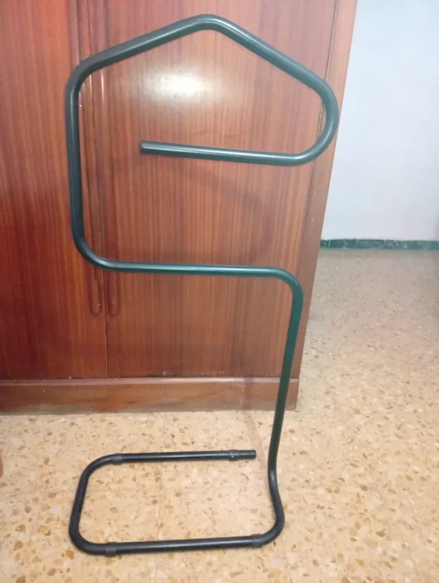 Galán de noche perchero metal negro