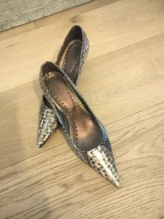 Zapatos de salón plateados