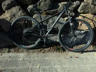 Bicicleta BTT CUBE