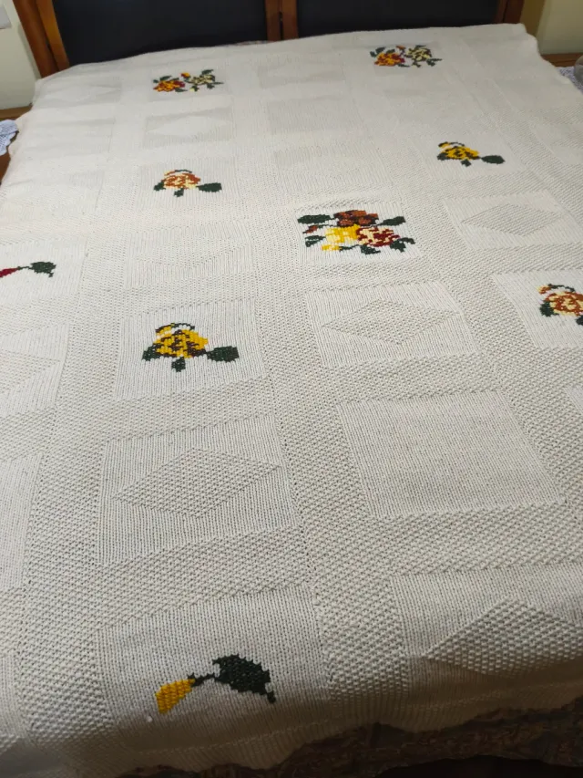 Coperta in lana fatta a mano ricamata