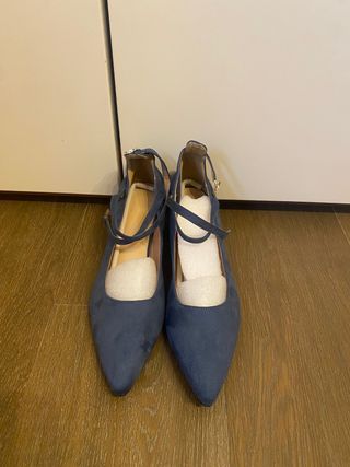 Scarpe tacco basso con cinturino blu