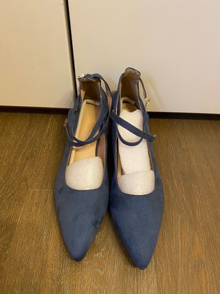 Scarpe tacco basso con cinturino blu