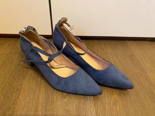 Scarpe tacco basso con cinturino blu