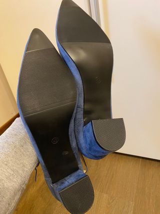 Scarpe tacco basso con cinturino blu