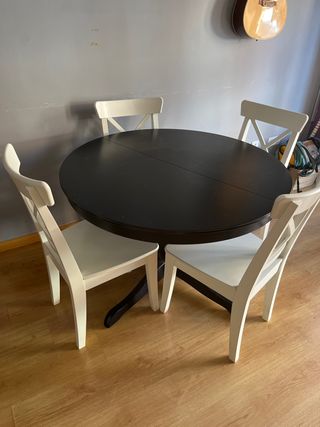 Mesa redonda Ikea y 4 sillas blancas