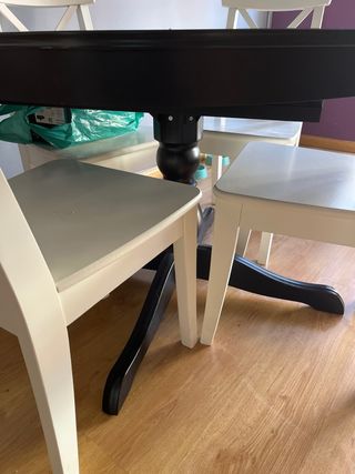 Mesa redonda Ikea y 4 sillas blancas