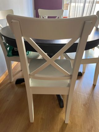 Mesa redonda Ikea y 4 sillas blancas