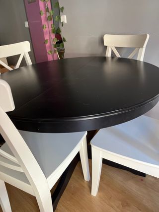 Mesa redonda Ikea y 4 sillas blancas