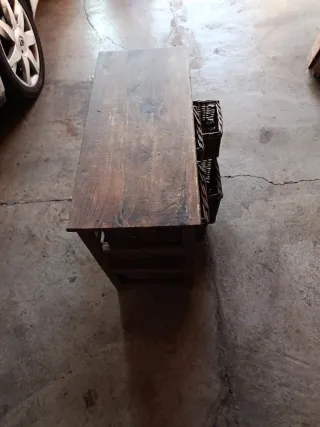 Cajonera de madera y mimbre