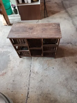 Cajonera de madera y mimbre