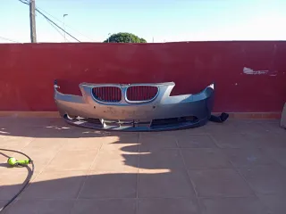 Parachoques delantero coche gris BMW 530 e60