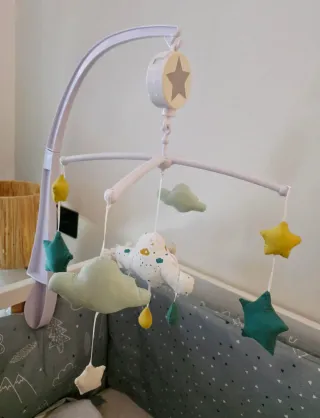 Móvil musical cuna estrellas y nubes