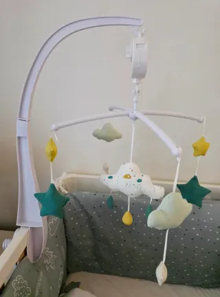 Móvil musical cuna estrellas y nubes