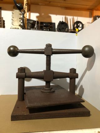 Prensa antigua de encuadernación de hierro