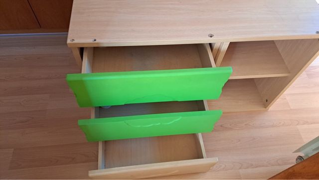 Cajonera de madera y plástico