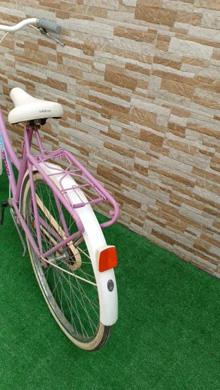 Bicicleta rosa estilo paseo