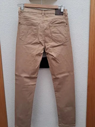 Pantalón chico beige. Talla 14