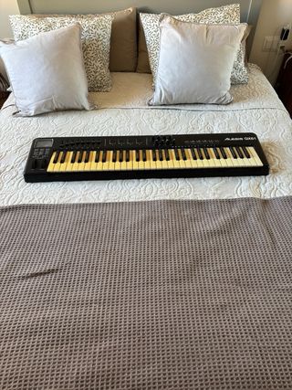 Teclado Controlador MIDI Alesis QX61