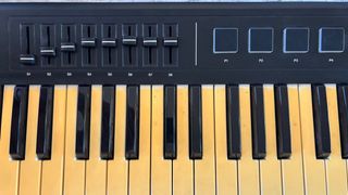 Teclado Controlador MIDI Alesis QX61