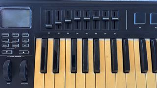 Teclado Controlador MIDI Alesis QX61